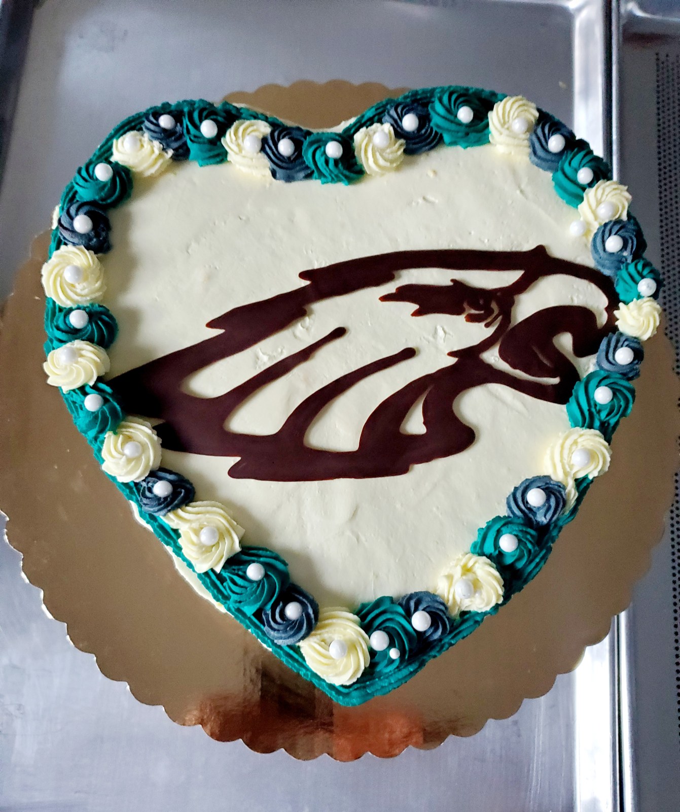 Pastel de corazón de los Eagles