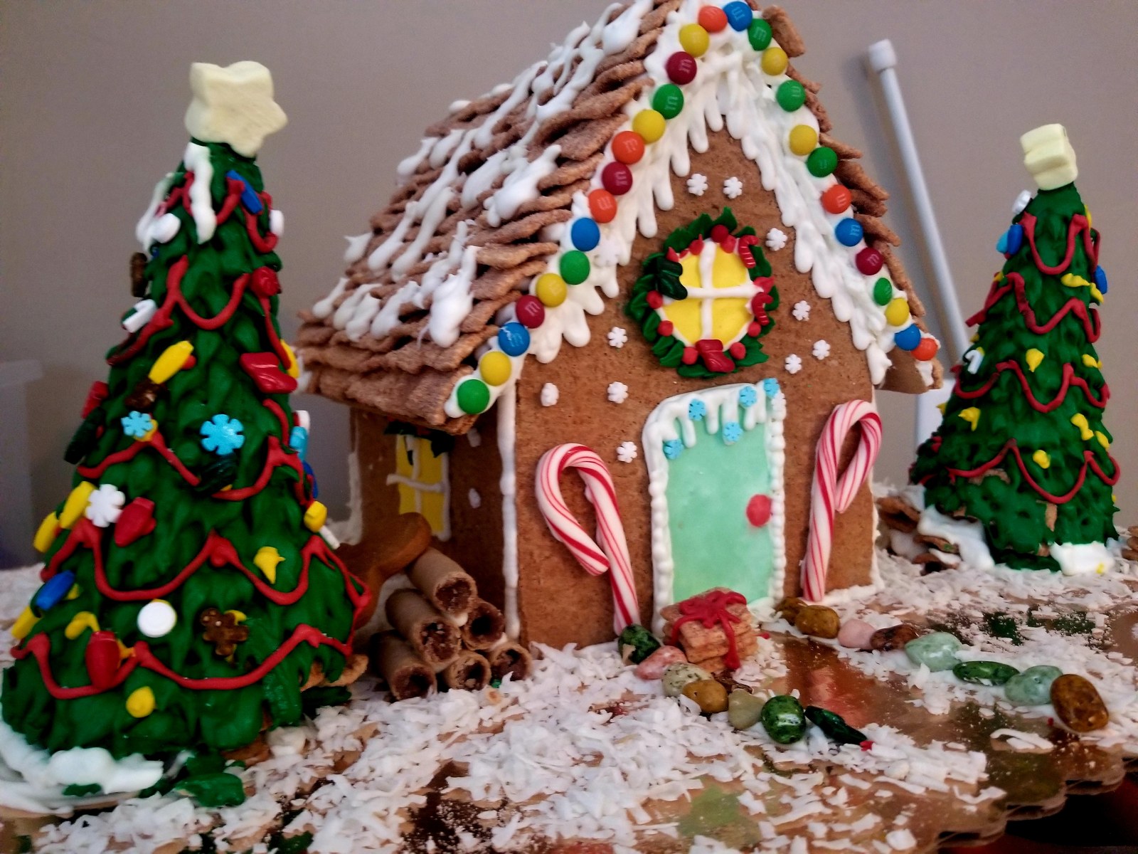 Casita de jengibre decorada