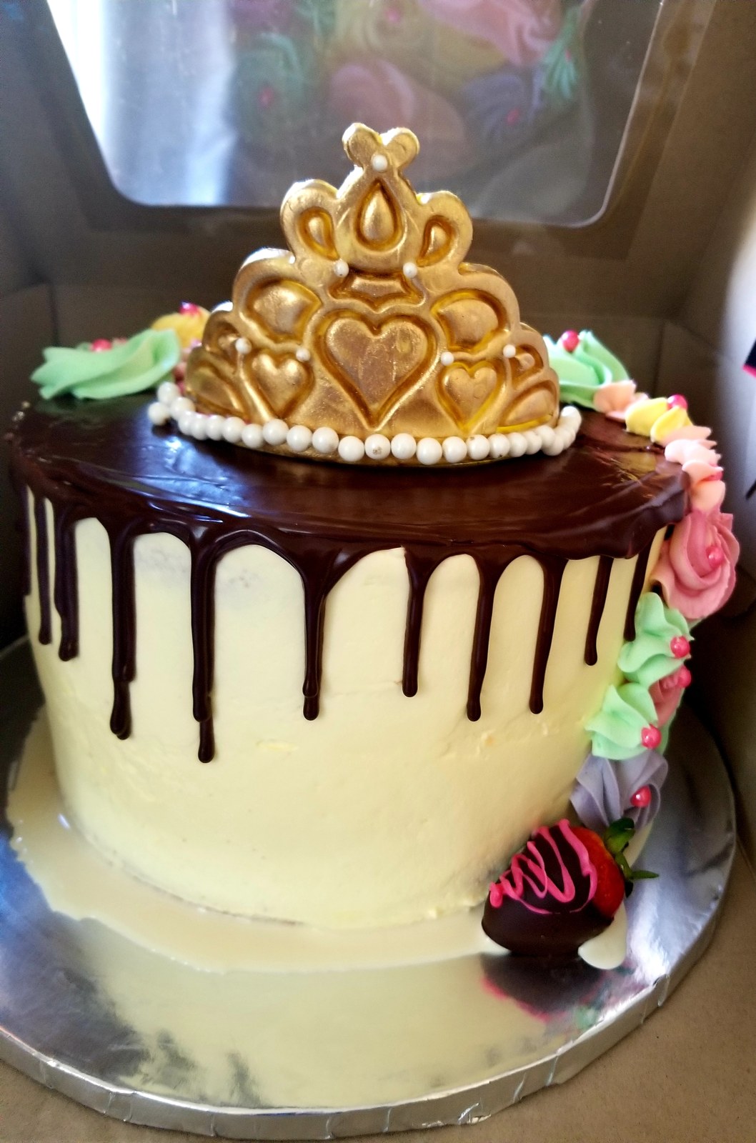 Pastel del cliente con corona dorada y chocolate