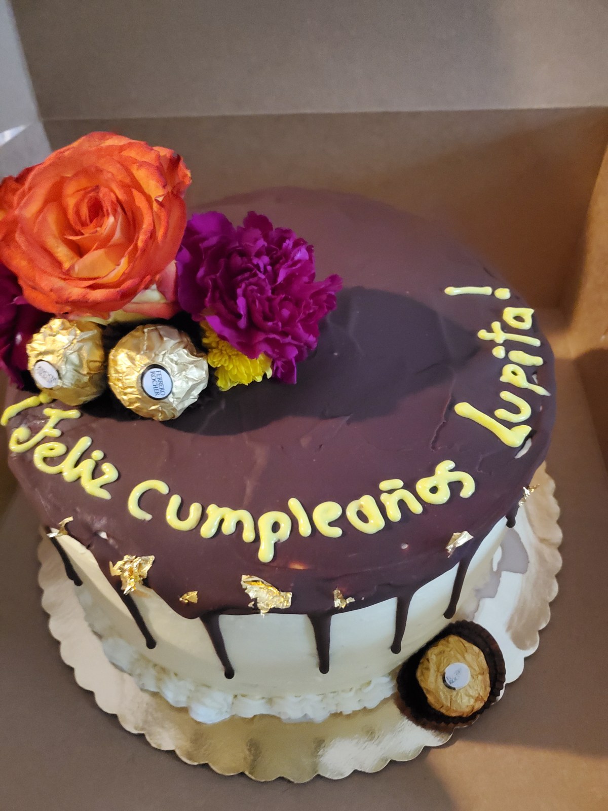 Pastel con flores para Lupita